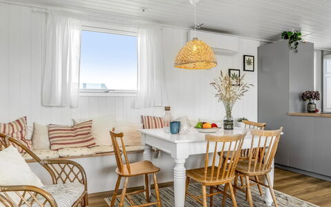 Leonard - 130M from the Sea: Møbel, Indretning, Gulvbelægning, Træ, Loft, Etage, Bord, Lysarmatur, Spisestue, Trægulve