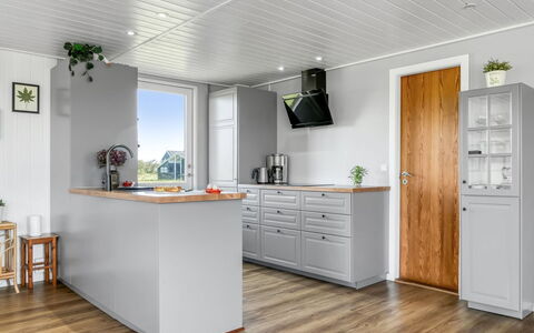 Leonard - 130M from the Sea: Gulvbelægning, Træ, Trægulve, Etage, Køkken, Møbel, Køkken Apparat, Cabinetry, Større Bandage, Indretning