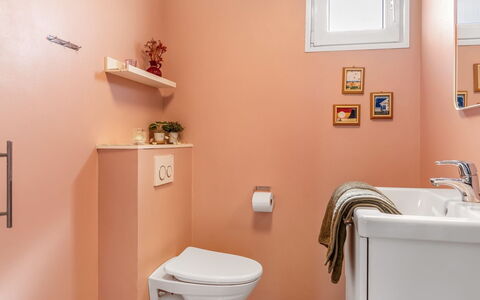 Leonard - 130M from the Sea: Badeværelse, Sanitærarmatur, Toiletbræt, Toilet, Indretning, Håndvask, Vvs, Gulvbelægning, Etage, Tap