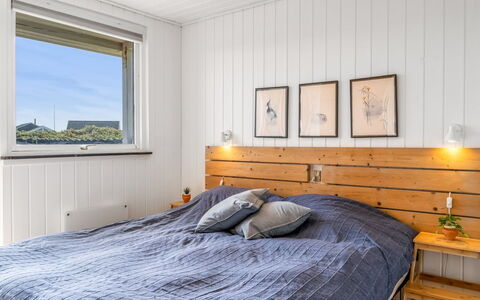 Leonard - 130M from the Sea: Træ, Soveværelse, Sengetøj, Seng, Sengetøj, Sengetøj, Gulvbelægning, Indretning, Etage, Bed Frame