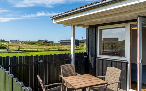 Leonard - 130M from the Sea: Træ, Arkitektur, Hjem, Land Lot, Tag, Sommerhus, Skygge, Veranda, Sidespor, Altan