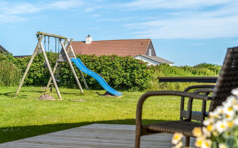Leonard - 130M from the Sea: Himmel, Blå, Fritid, Lawn, Skygge, Ocean, Udendørs Møbler, Landscaping, Gård, Eco Hotel