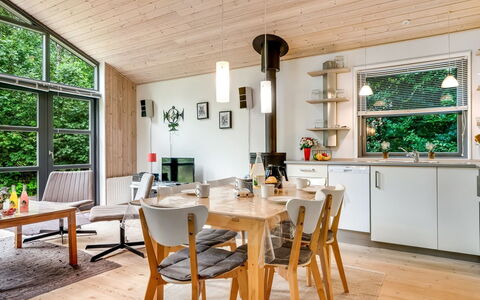 Suna - from the Sea: Græs, Træ, Landdistrikt, Busk, Sommerhus, Tag, Almindeligt, Land Lot, Hjem, Bunddække