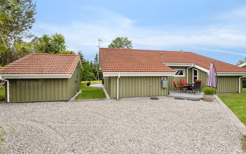 Henne - from the Sea: Træ, Hjem, Veranda, Dæk, Hårdttræ, Tag, Bejdse, Trægulve, Eco Hotel