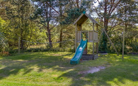 Rathulf - 700M from the Sea: Legetøjsrutsjebane, Have, Lawn, Legepladsudstyr, Chute, Backyard, Skygge, Landscaping, Gård, Parkere