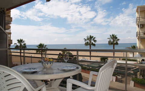 Horta del Mar: Sky, Bord, Himmel, Vand, Plante, Ejendom, Daytime, Møbel, Stol, Bygning