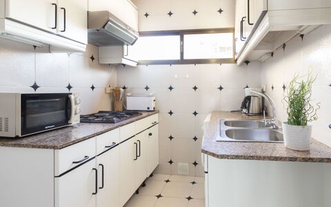 Horta del Mar: Cabinetry, Countertop, Ejendom, Bygning, Møbel, Plante, Komfur, Køkken, Køkken Apparat, Blomsterkrukke