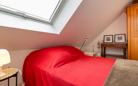 Les Liesses: Soveværelse, Indretning, Loft, Etage, Seng, Møbel, Gulvbelægning, Attic, Værelse, Hjem