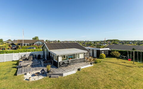 Raymond - 175M from the Sea: Estate, Skygge, Indkørsel, Stuehus