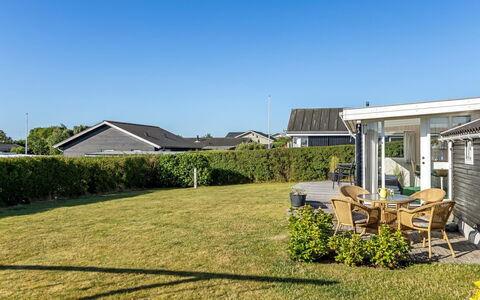 Raymond - 175M from the Sea: Estate, Skygge, Indkørsel, Stuehus