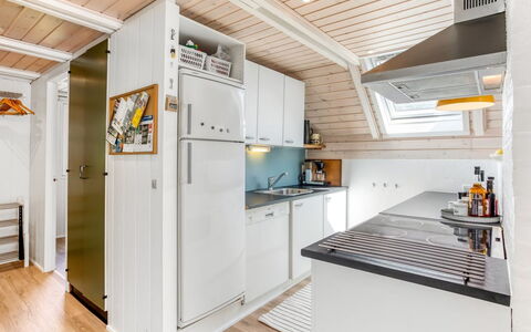 Frodde - 200M from the Sea: Køkken, Gulvbelægning, Træ, Større Bandage, Indretning, Etage, Loft, Countertop, Køkken Apparat, Trægulve