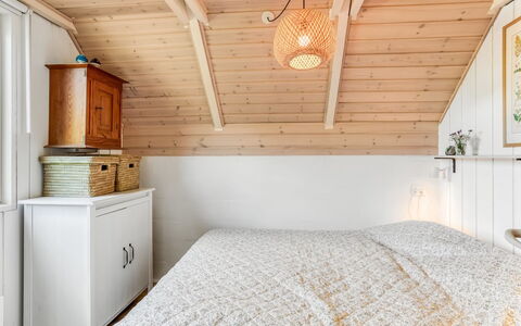 Frodde - 200M from the Sea: Indretning, Møbel, Soveværelse, Seng, Træ, Loft, Gulvbelægning, Etage, Lysarmatur, Værelse