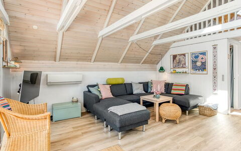 Frodde - 200M from the Sea: Møbel, Indretning, Gulvbelægning, Etage, Trægulve, Træ, Couch, Loft, Værelse, Stue