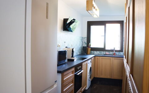 Les Gemeaux: Countertop, Køkken, Køkken Apparat, Indretning, Møbel, Cabinetry, Større Bandage, Gulvbelægning, Træ, Etage