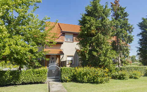 Balatonfenyves 101: Vindue, Facade, Arkitektur, Dør, Hjem, Estate, Mansion, Skydevindue, Altan, Villa