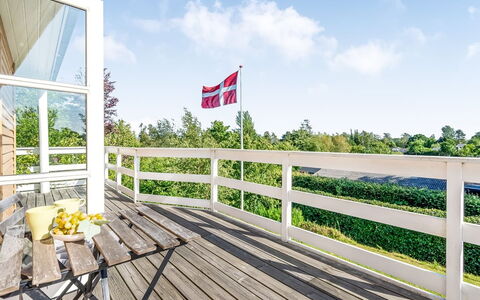 Albert - 300M from the Sea: Træ, Hjem, Veranda, Dæk, Hårdttræ, Tag, Bejdse, Trægulve, Eco Hotel