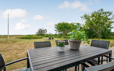 Donka - 25M from the Sea: Svømmepøl, Udendørs Møbler, Møbel, Udvej, Flise, Eco Hotel, Skygge, Stol, Fritid, Estate