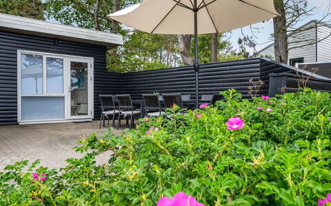 Donka - 25M from the Sea: Svømmepøl, Udendørs Møbler, Møbel, Udvej, Flise, Eco Hotel, Skygge, Stol, Fritid, Estate