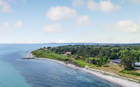 Donka - 25M from the Sea: Svømmepøl, Udendørs Møbler, Møbel, Udvej, Flise, Eco Hotel, Skygge, Stol, Fritid, Estate