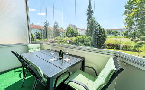 Stadtwohnung in Pirna: Møbel, Stol, Skygge, Kaffebord, Udendørs Møbler, Altan