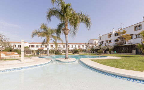 Villa Jardin: Himmel, Plante, Ejendom, Bygning, Træ, Arecales, Land Lot, Urban Design, Vindue, Hus
