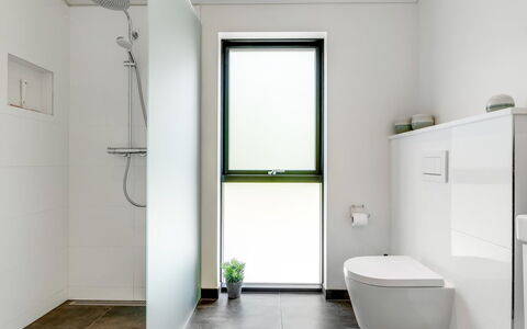 Sighvat - 300M from the Sea: Væg, Gulvbelægning, Indretning, Badeværelse, Etage, Toilet, Sanitærarmatur, Toiletbræt, Loft, Værelse