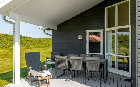 Ernesta - from the Sea: Græs, Græs-, Land Lot, Sommerhus, Landdistrikt, Eng, Garden Bygninger, Have, Skur