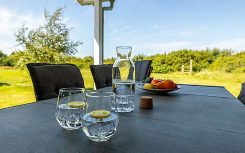 Ernesta - from the Sea: Græs, Græs-, Land Lot, Sommerhus, Landdistrikt, Eng, Garden Bygninger, Have, Skur