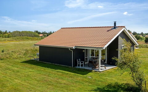 Ernesta - from the Sea: Græs, Græs-, Land Lot, Sommerhus, Landdistrikt, Eng, Garden Bygninger, Have, Skur