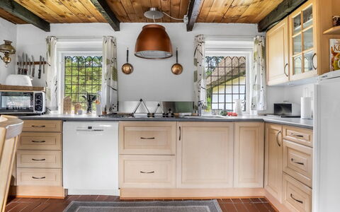 Hoat - 1.7Km from the Sea: Køkken, Countertop, Cabinetry, Køkken Apparat, Møbel, Indretning, Træ, Større Bandage, Gulvbelægning, Skuffe