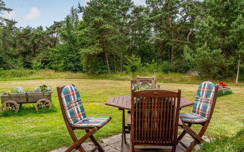 Hoat - 1.7Km from the Sea: Møbel, Udendørs Møbler, Træ, Stol, Udendørs Bord, Have, Foldestol, Lawn, Backyard, Gårdhave