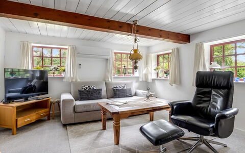 Hoat - 1.7Km from the Sea: Møbel, Indretning, Couch, Gulvbelægning, Træ, Loft, Etage, Stue, Værelse, Belysning