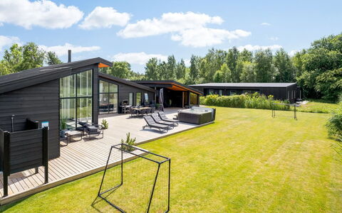 Apelone - 900M from the Sea: Estate, Sommerhus, Have, Skygge, Landscaping, Eco Hotel, Stuehus, Garden Bygninger, Gård, Sidespor
