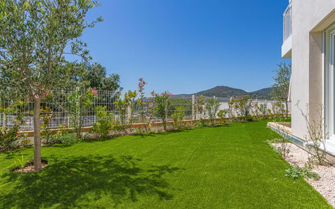 Le Lavandou 450: Have, Bunddække, Landscaping, Lawn, Skygge, Gård, Eco Hotel, Backyard, Villa