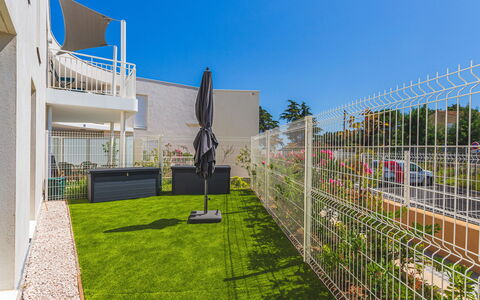 Le Lavandou 450: Have, Hegn, Lawn, Landscaping, Kunstgræs, Gård, Skygge, Home Fencing, Backyard, Gårdsplads