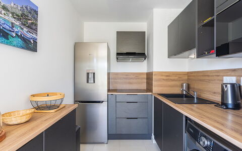 Le Lavandou 450: Countertop, Køkken, Indretning, Større Bandage, Cabinetry, Møbel, Køkken Apparat, Gulvbelægning, Træ, Husholdningsapparat