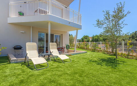 Le Lavandou 450: Græs, Have, Land Lot, Lawn, Skygge, Landscaping, Gård, Backyard, Kunstgræs