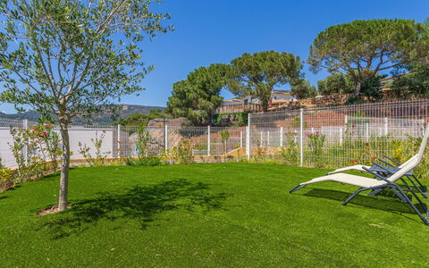 Le Lavandou 450: Græs, Grøn, Have, Land Lot, Lawn, Bunddække, Landscaping, Backyard, Skygge, Gård