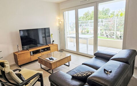 Le Lavandou 450: Møbel, Indretning, Gulvbelægning, Etage, Træ, Couch, Værelse, Lejlighed, Stue, Loft