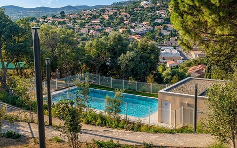 Le Lavandou 450: Svømmepøl, Boligområde, Kompositmateriale, Udvej, Skygge, Estate, Eco Hotel, Have, Landscaping, Hacienda