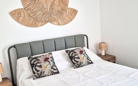 Le Lavandou 450: Seng, Møbel, Soveværelse, Sengetøj, Sengetøj, Sengetøj, Træ, Indretning, Throw Pillow, Textile