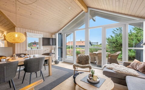 Effie - 500M from the Sea: Træ, Hjem, Sommerhus, Dør, Sidespor, Estate, Hårdttræ, Bejdse, Planke, Veranda