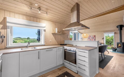 Effie - 500M from the Sea: Gulvbelægning, Træ, Køkken, Etage, Loft, Indretning, Countertop, Køkken Apparat, Trægulve, Større Bandage