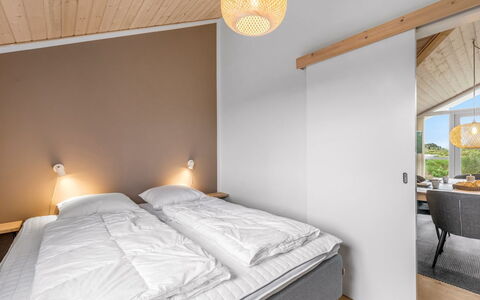 Effie - 500M from the Sea: Træ, Loft, Indretning, Seng, Soveværelse, Bed Frame, Sengetøj, Sengetøj, Værelse, Sengetøj
