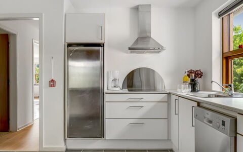 Ilmo - 1.9Km from the Sea: Køkken Apparat, Køkken, Countertop, Større Bandage, Cabinetry, Gulvbelægning, Indretning, Husholdningsapparat, Træ, Hjem