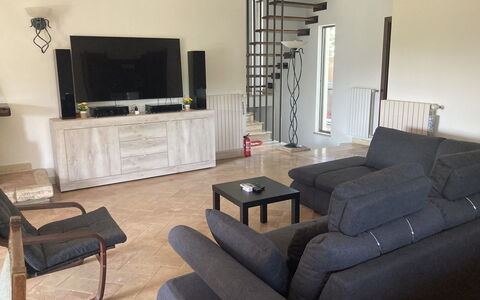 Villa Ginevra: Møbel, Gulvbelægning, Indretning, Etage, Træ, Couch, Stue, Værelse, Lejlighed, Belysning