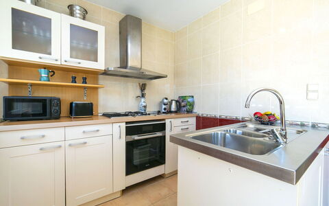 Gekko: Køkken Apparat, Køkken, Countertop, Større Bandage, Cabinetry, Køkkenvask, Komfur, Gulvbelægning, Indretning, Træ