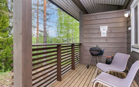 Joutsen: Land Lot, Estate, Veranda, Landscaping, Hårdttræ, Eco Hotel, Garden Bygninger, Dæk, Stuehus, Walkway