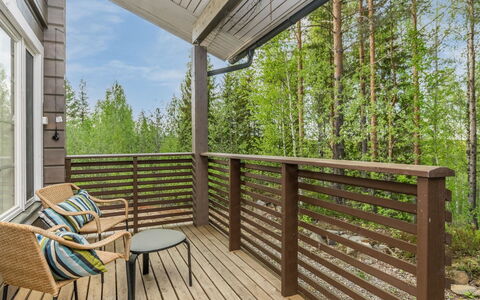 Joutsen: Land Lot, Estate, Veranda, Landscaping, Hårdttræ, Eco Hotel, Garden Bygninger, Dæk, Stuehus, Walkway