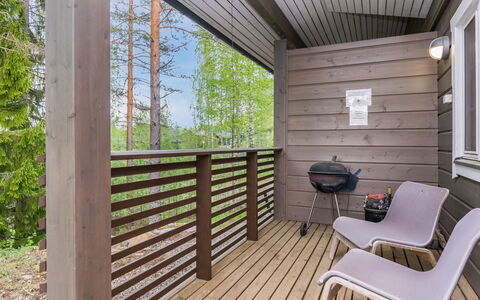 Joutsen: Udendørs Møbler, Busk, Hus, Udendørs Bord, Møbel, Hjem, Have, Lawn, Backyard, Estate